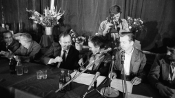 Historyczna kamera na historycznym zdjęciu: reprezentujący rząd Kazimierz Barcikowski (trzeci z prawej) i przewodniczący MKS Marian Jurczyk (drugi z prawej) 30 sierpnia 1980 r. w Stoczni Sczecińskiej podpisują potrozumienie. Za nimi operator TV Stanisław Brychcy z kamerą Arrifex 16ST. Fot. PAP/CAF/Jerzy Undro 