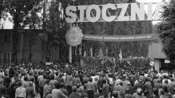 Gdańsk, 30 sierpnia 1980 r. Stocznia Gdańska, trwa strajk zapoczątkowany żądaniem przywrócenia do pracy pracownicy stoczni Anny Walentynowicz. Nz. rodziny strajkujących za bramą stoczni. Fot. PAP/CAF/Janusz Uklejewski