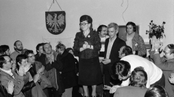 Anna Walentynowicz ze strajkującymi pracownikami służby zdrowia, oświaty i kultury - Urząd Wojewódzki w Gdańsku 16 listopada 1980 r. Fot. PAP/CAF/Stefan Kraszewski .  