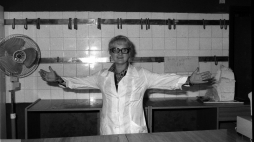 Warszawa 30.07.1981. Mimo wprowadzenia reglamentacji towarów stale występowały niedobory na rynku i braki w zaopatrzeniu sklepów w produkty żywnościowe. Nz. puste półki w sklepie spożywczym. PAP/Tomasz Langda 