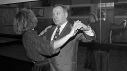Warszawa, 31.03.1992. Szkoła Tańca Krzysztofa Polańskiego przy ul. Wilczej 19. Jej korzenie sięgają czasów przedwojennych. Została założona w 1927 roku przez profesora Stanisława Kłosowskiego. Na zdjęciu: Krzysztof Polański, właściciel szkoły od 1975 roku. Fot. PAP/Longin Wawrynkiewicz