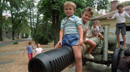 Chorwacja, Varaždin, 27.08.1992. Jeden z obozów dla uchodźców ze zniszczonych podczas konfliktu bałkańskiego miast, na terenie byłych koszar Jugosłowiańskiej Armii Ludowej. Fot. PAP/Paweł Kopczyński