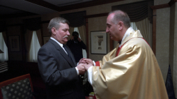 Lech Wałęsa i kapelan prezydenta Wałęsy ksiądz prałat Franciszek Cybula podczas mszy świętej w hotelu Mayflower w Waszyngtonie, USA, 21 kwietnia 1993 r. Fot. PAP/Maciej Belina Brzozowski