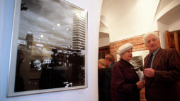 Zbyszko Siemaszko na wystawie jego zdjęć pt. „Stolice Europy” w Warszawie w 1999 r. Fot. PAP/Radek Pietruszka