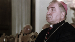 Nuncjusz apostolski, abp Józef Kowalczyk, 1999 r. Fot. PAP/Przemek Wierzchowski