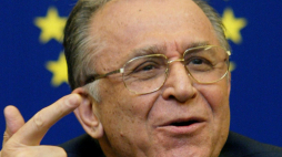Prezydent Rumunii Ion Iliescu podczas konferencji prasowej po wygłoszeniu przemówienia w Parlamencie Europejskim w Strasburgu w 2003 r. Fot. PAP/EPA (SIPA-PRESS/CHRISTIAN HARTMANN)