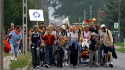 Piesza pielgrzymka z Łodzi do Sanktuarium Maryjnego na Jasnej Górze, 2004 r. PAP/Grzegorz Michałowski
