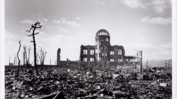 Na zdjęciu archiwalnym zrobionym przez amerykańskie wojsko 6 sierpnia 1945, obraz Hiroszimy po zrzuceniu przez Amerykanów bomby atomowej na to miasto. Fot. PAP/EPA/A PEACE MEMORIAL MUSEUM HANDOUT