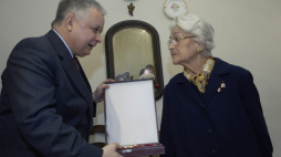 Waszyngton, USA, 10 lutego 2006 r. Prezydent Polski Lech Kaczyński podczas spotkania z Zofią Korbońską. Fot. PAP/ Jacek Turczyk