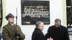 Prezydent Lech Kaczyński (C) i działacz Solidarności Piotr Bednarz (P) podczas uroczystości odsłonięcia tablicy pamiątkowej na budynku byłej fabryki Dolmel we Wrocławiu z okazji 25. rocznicy wprowadzenia stanu wojennego, grudzień 2006 r. Fot. PAP/Adam Hawałej