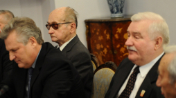 Warszawa, 24.11.2010. Od lewej: były minister spraw zagranicznych, Adam D. Rotfeld, byli premierzy Włodzimierz Cimoszewicz i Leszek Miller, byli prezydenci: Wojciech Jaruzelski, Aleksander Kwaśniewski i Lech Wałęsa, oraz były premier Tadeusz Mazowiecki z podczas posiedzenia RBN. PAP/ Jacek Turczyk