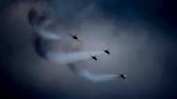 Loty treningowe przed rozpoczynającym się jutro Air Show w Radomiu, 2013 r. PAP/Michał Walczak