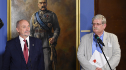Warszawa, 14 sierpnia 2017 r. Minister obrony narodowej Antoni Macierewicz i zastępca dyrektora Muzeum Wojska Polskiego Witold Głębowicz podczas konferencji prasowej w Muzeum Wojska Polskiego w Warszawie poświęconej projektowi budowy Muzeum Bitwy Warszawskiej 1920. Fot. PAP/Radek Pietruszka