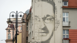 Mural przedstawiający kryptologa i matematyka Mariana Rejewskiego, Bydgoszcz. Fot. PAP/Tytus Żmijewski