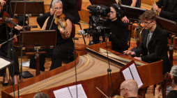 Zwycięzca I edycji Konkursu Chopinowskiego na Instrumentach Historycznych Tomasz Ritter (P) podczas koncertu inaugurującego drugą edycję wydarzenia, 5 bm. w Filharmonii Narodowej w Warszawie w 2023 r. Fot. PAP/Szymon Pulcyn