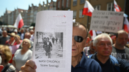 Uczestnicy manifestacji przed budynkiem Ratusza Głównego Miasta w Gdańsku przeciwko wystawie "Nasi chłopcy" poświęconej losom dziesiątek tysięcy mieszkańców Pomorza, którzy zostali wcieleni do armii III Rzeszy. Fot. PAP/Adam Warżawa