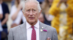 Król Wielkiej Brytanii Karol III słucha hymnu narodowego podczas przybycia na wystawę kwiatów Sandringham Flower Show w Sandringham House w Norfolk w Wielkiej Brytanii, 23 lipca 2025 r. Fot. EPA/TOLGA AKMEN Strona: PAP/EPA.