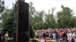 Zgromadzeni podczas uroczystości przed pomnikiem Gloria Victis w obrębie kwater powstańczych na Cmentarzu Wojskowym na Powązkach w Warszawie, 1 bm. Fot. PAP/Rafał Guz 
