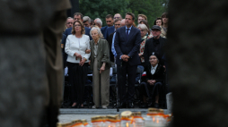 Uczestniczki Powstania Warszawskiego: Wanda Traczyk-Stawska (siedzi z prawej) i Anna Przedpełska-Trzeciakowska oraz marszałkini Senatu RP Małgorzata Kidawa-Błońska i prezydent Warszawy Rafał Trzaskowski na uroczystości przed pomnikiem "Polegli – Niepokonani” na Cmentarzu Powstańców Warszawy na Woli. Fot. PAP/Paweł Supernak