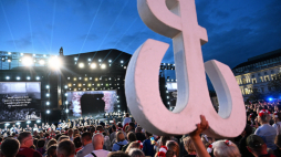 Koncert „Warszawiacy śpiewają (nie)zakazane piosenki” w 81. rocznicę wybuchu Powstania Warszawskiego. Fot. PAP/Radek Pietruszka