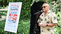 Artysta grafik Andrzej Pągowski podczas otwarcia wystawy jego plakatów „Has na nowo” w Galerii Plenerowej Muzeum Łazienki Królewskie w Warszawie. Fot. PAP/Radek Pietruszka