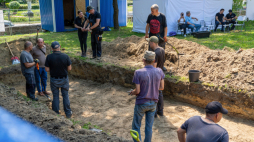 Lwów, Ukraina, 5 sierpnia 2025 r. Prace na części terenu dawnego cmentarza w Zboiskach we Lwowie prowadzone przez polskich i ukraińskich ekspertów w ramach przygotowań do ekshumacji i ponownego pochowania szczątków polskich żołnierzy, którzy zginęli w 1939 roku podczas obrony Lwowa przed wojskami niemieckimi. Odbywają się one w ramach współpracy dwustronnej, której celem jest wspólne zrozumienie wydarzeń historycznych. Fot. PAP/Vitaliy Hrabar