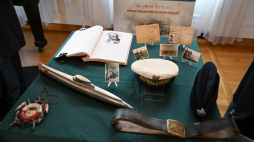 Prezentacja pamiątek związanych z Marynarką Wojenną, Garnizonem Kołobrzeg oraz Powstaniem Warszawskim w Muzeum Miasta Kołobrzeg. Fot. PAP/Piotr Kowala 