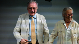 Uhonorowany nagrodą „Człowiek Słowa” reżyser Krzysztof Zanussi i jego ulubiona aktorka Maja Komorowska na Festiwalu Stolica Języka Polskiego w Szczebrzeszynie. Fot. PAP/Darek Delmanowicz