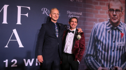 Aktor Christopher Sherwood (L) i reżyser Anthony D’Ambrosio (P) podczas uroczystej międzynarodowej premiery filmu „Triumf serca” w Kinie Luna w Warszawie, 13 bm. (jm) PAP/Marcin Obara