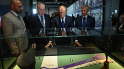Ossów, 14 sierpnia 2025 r. Premier Donald Tusk i podsekretarz stanu w Ministerstwie Obrony Narodowej Stanisław Wziątek oraz dyrektor Muzeum Wojska Polskiego gen. dyw. w st. spocz. prof. Bogusław Pacek i dyrektor muzeum Marcin Ołdak podczas zwiedzania wystawy pt. „Zjednoczeni, niezwyciężeni” w Muzeum Bitwy Warszawskiej 1920 roku w Ossowie. Fot. PAP/Piotr Nowak