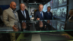 Premier Donald Tusk (2P) i podsekretarz stanu w Ministerstwie Obrony Narodowej Stanisław Wziątek (P) oraz dyrektor Muzeum Wojska Polskiego gen. dyw. w st. spocz. prof. Bogusław Pacek (2L) i dyrektor muzeum Marcin Ołdak (L) podczas zwiedzania wystawy pt. „Zjednoczeni, niezwyciężeni” w Muzeum Bitwy Warszawskiej 1920 roku w Ossowie. Fot. PAP/Piotr Nowak