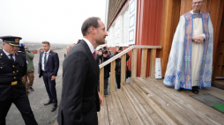 Norweski następca tronu Haakon przybywa do kościoła na Svalbardzie w Norwegii, 14 sierpnia 2025 r. Fot. EPA/LISE ASERUD NORWAY OUT (źródło: PAP/EPA)