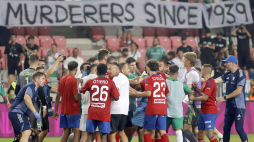 Debreczyn, Węgry, 14 sierpnia 2025 r. Piłkarze Rakowa Częstochowa i Maccabi Hajfa po meczu 3. rundy eliminacyjnej Ligi Konferencji z Maccabi Hajfa. Fot. PAP/Waldemar Deska