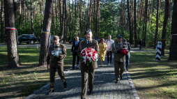 Bykownia, Ukraina, 15.08.2025. Złożenie kwiatów i zapalenie zniczy na Polskim Cmentarzu Wojennym w Kijowie-Bykowni. Fot. PAP/Vladyslav Musiienko