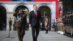 Warszawa, 15.08.2025. Prezydent RP Karol Nawrocki i szef Sztabu Generalnego Wojska Polskiego gen. Wiesław Kukuła uczestniczą w uroczystej zmianie posterunku honorowego przed Grobem Nieznanego Żołnierza w Warszawie, Trwają obchody Święta Wojska Polskiego. Fot. PAP/Leszek Szymański