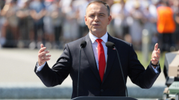 Prezydent RP Karol Nawrocki przemawia przed defiladą na warszawskiej Wisłostradzie, w ramach obchodów Święta Wojska Polskiego, 15 sierpnia 2025 r. Fot. PAP/Rafał Guz