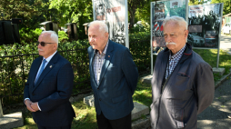 Działacze opozycji w okresie PRL od lewej: Andrzej Osipów, Czesław Nowak i Stanisław Fudakowski podczas otwarcia wystawy IPN „Przełom. Sierpień 1980 i Solidarność” przed Kościołem Morskim w Gdańsku w ramach uroczystości inaugurującej obchody 45. rocznicy podpisania Porozumień Sierpniowych. Fot. PAP/Andrzej Jackowski