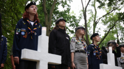 Uroczysty apel przed pamiątkowym obeliskiem na Cmentarzu Garnizonowym w Płocku z okazji 105. rocznicy obrony miasta przed armią bolszewicką. Fot. PAP/Szymon Łabiński