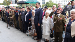 Obchody 81. rocznicy zdobycia PAST-y podczas Powstania Warszawskiego. Czwarty od prawej Szef UdsKiOR Lech Parell. Fot. PAP/Albert Zawada