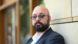 Paweł Rzewuski przed siedzibą Polskiej Agencji Prasowej w Warszawie. Fot. PAP/Marcin Obara