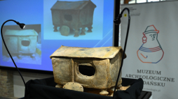 Urna domkowa z wczesnej epoki żelaza prezentowana w Muzeum Archeologicznym w Gdańsku. Fot. PAP/Adam Warżawa