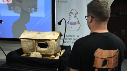 Urna domkowa z wczesnej epoki żelaza prezentowana w Muzeum Archeologicznym w Gdańsku. Fot. PAP/Adam Warżawa
