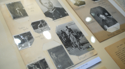 Prezentacja dokumentów z archiwum ppłk. Macieja Kalenkiewicza w Sali Tradycji Ordynariatu Polowego WP w Warszawie podczas uroczystości ich przekazania do zasobu Archiwum Akt Nowych. Fot. PAP/Marcin Obara