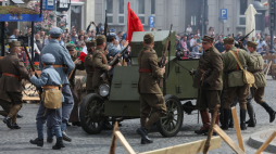 Rekonstrukcja jednego z epizodów bitwy o miasto z 22 sierpnia 1920 roku w centrum Białegostoku. Fot. PAP/Artur Reszko