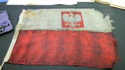 Bandera z okrętu sztabowego Flotylli Pińskiej ORP „Admirał Sierpinek” zaprezentowana w Wojskowym Biurze Historycznym. Fot. PAP/Albert Zawada