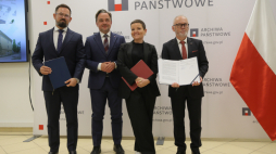 Minister kultury i dziedzictwa narodowego Marta Cienkowska, dyrektor Narodowego Archiwum Cyfrowego Piotr Zawilski, Naczelny Dyrektor Archiwów Państwowych Paweł Pietrzyk oraz przedstawiciel wykonawcy Marcin Baran podczas podpisania umowy o przebudowie części zabytkowego budynku przy ul. Rakowieckiej 2D na potrzeby nowej siedziby Narodowego Archiwum Cyfrowego,. Fot. PAP/Rafał Guz