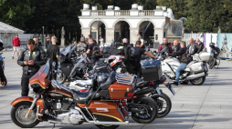 Uczestnicy 1. Mundurowego Rajdu Motocyklowego „Szlakiem Historii - Bohaterowie '39” przed Grobem Nieznanego Żołnierza na pl. Marszałka Józefa Piłsudskiego w Warszawie. Fot. PAP/Tomasz Gzell
