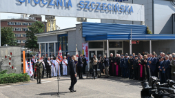 Prezydent RP Karol Nawrocki (C) przed bramą Stoczni Szczecińskiej na obchodach 45. rocznicy podpisania Porozumień Sierpniowych i powstania NSZZ „Solidarność”. Fot. PAP/Marcin Bielecki