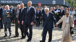 Uroczystości w Stoczni Gdańskiej: pierwszy od lewej sygnatariusz Porozumień Sierpniowych z ramienia rządu Tadeusz Fiszbach, trzeci od lewej b. prezydent Andrzej Duda, w środku prezydent Karol Nawrocki, pierwsza od prawej opozycjonistka Joanna Duda-Gwiazda, drugi od prawej  współtwórca Wolnych Związków Zawodowych Wybrzeża i NSZZ Solidarność Andrzej Gwiazda. Fot. PAP/Adam Warżawa 