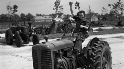 Polska 1955 r. „Kobiety na traktory”. Fot. PAP/CAF
